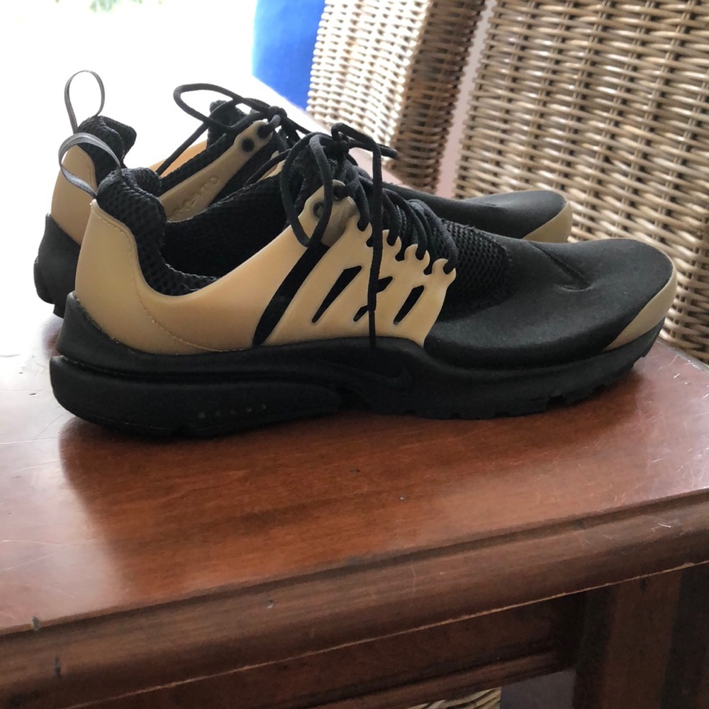 Nike Air Presto Essential black/gold sneaker